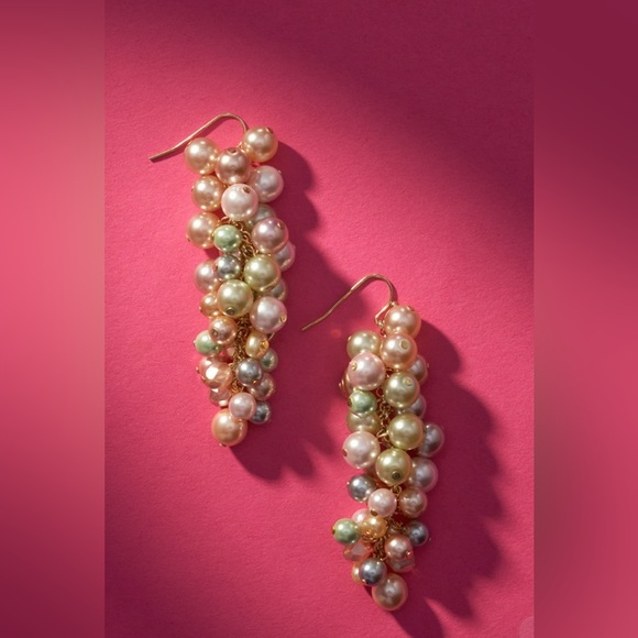 New Francesca’s Luxe Multi Cluster Pearl Drop Earrings - Picture 4 of 5